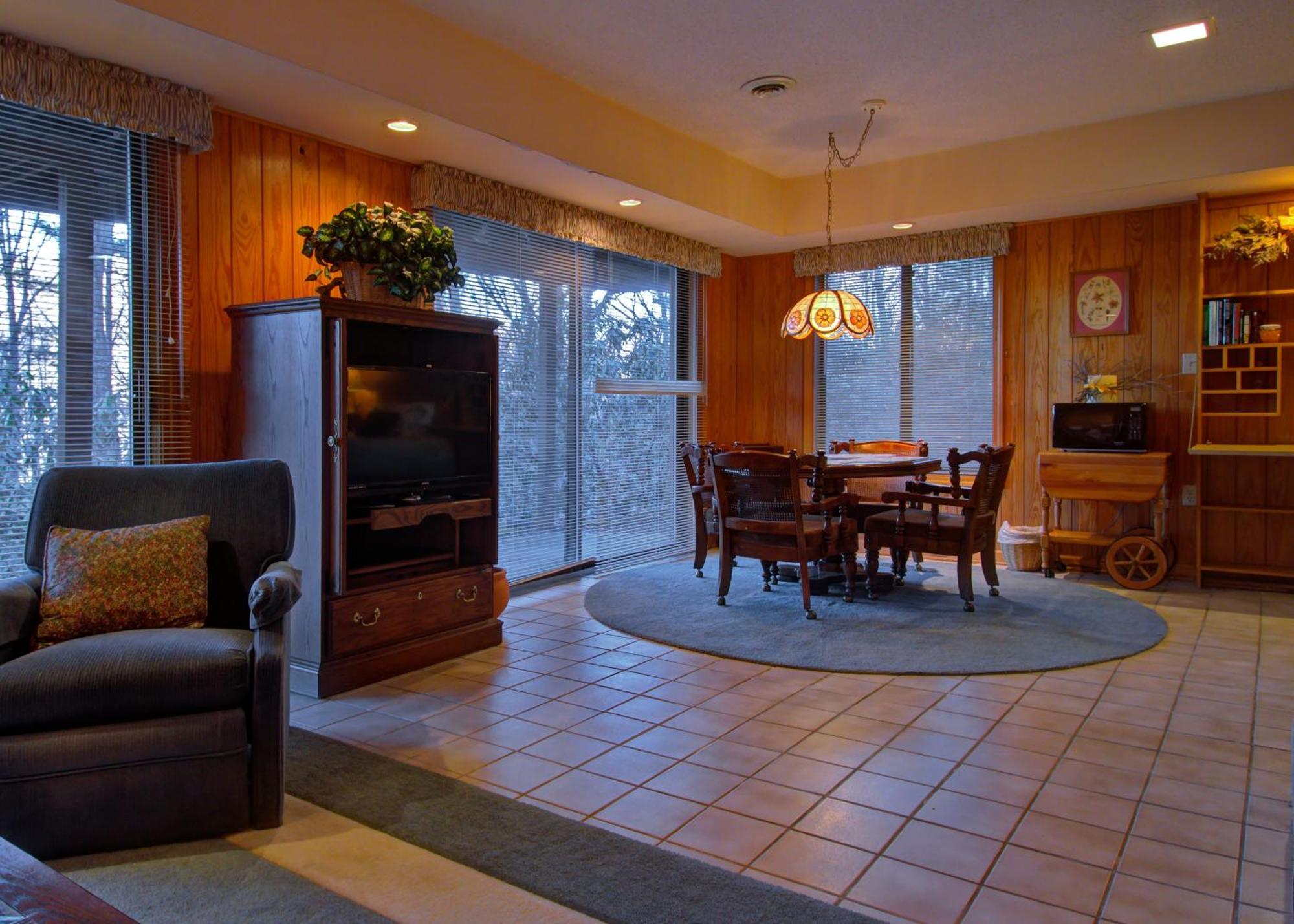 Mt Mitchell Cabin Rentals Busick Room photo